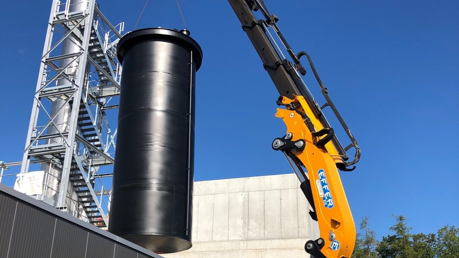 Insertion and mounting, installation of a plastic vessel - Colasit