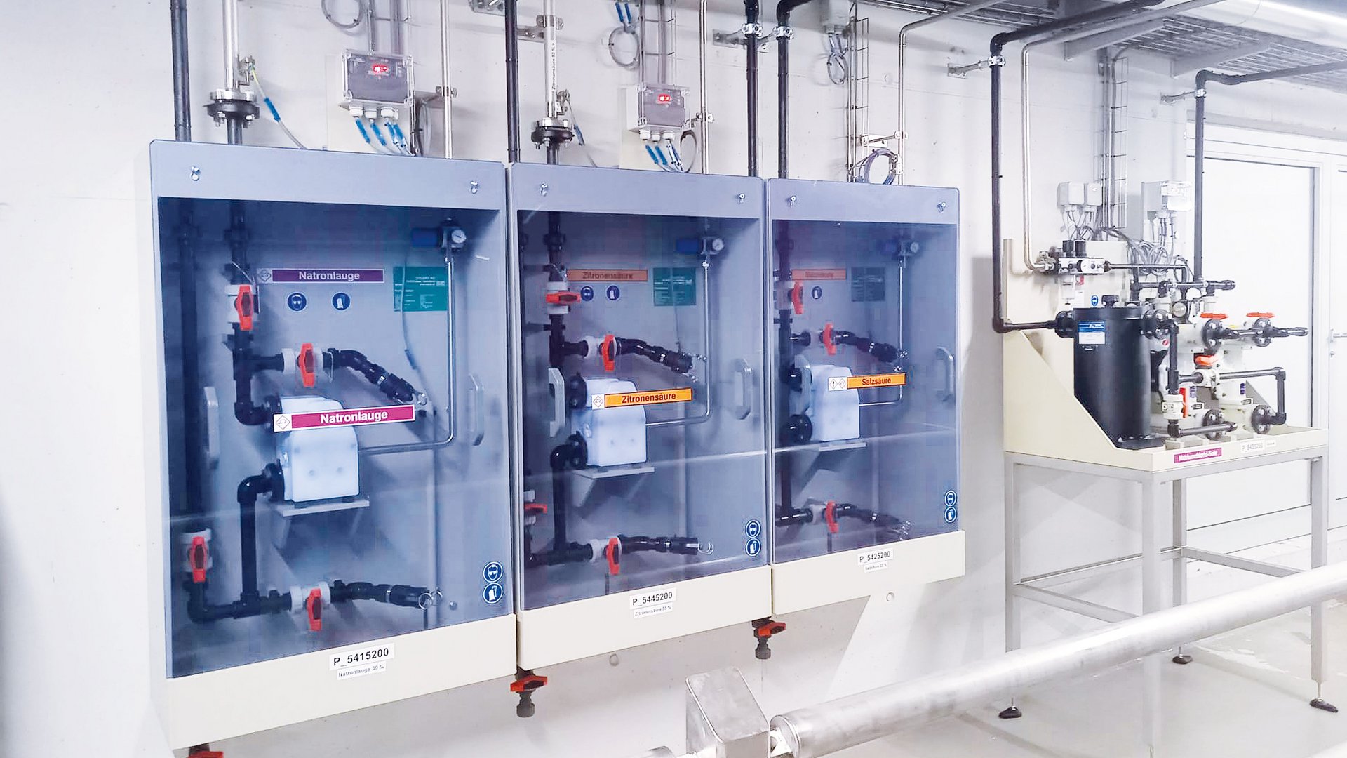 Overslagstations voor tankopslagsystemen van kunststof met pompen en leidingen in kunststof behuizing - Colasit